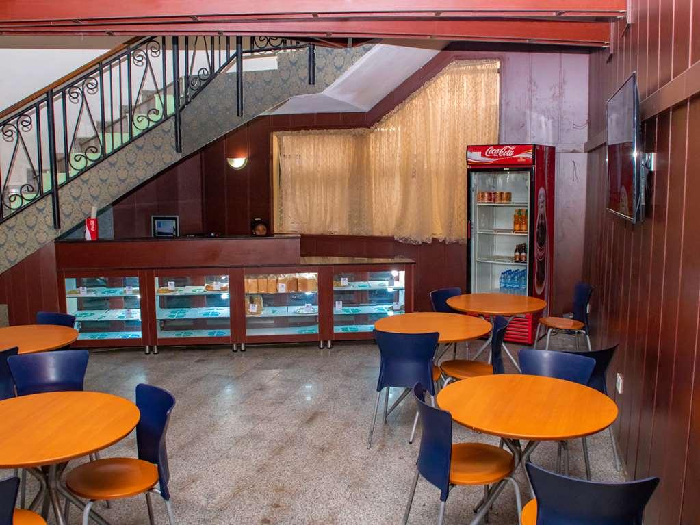 Denis Hotel Abuja Mobushipe Restaurant bilde